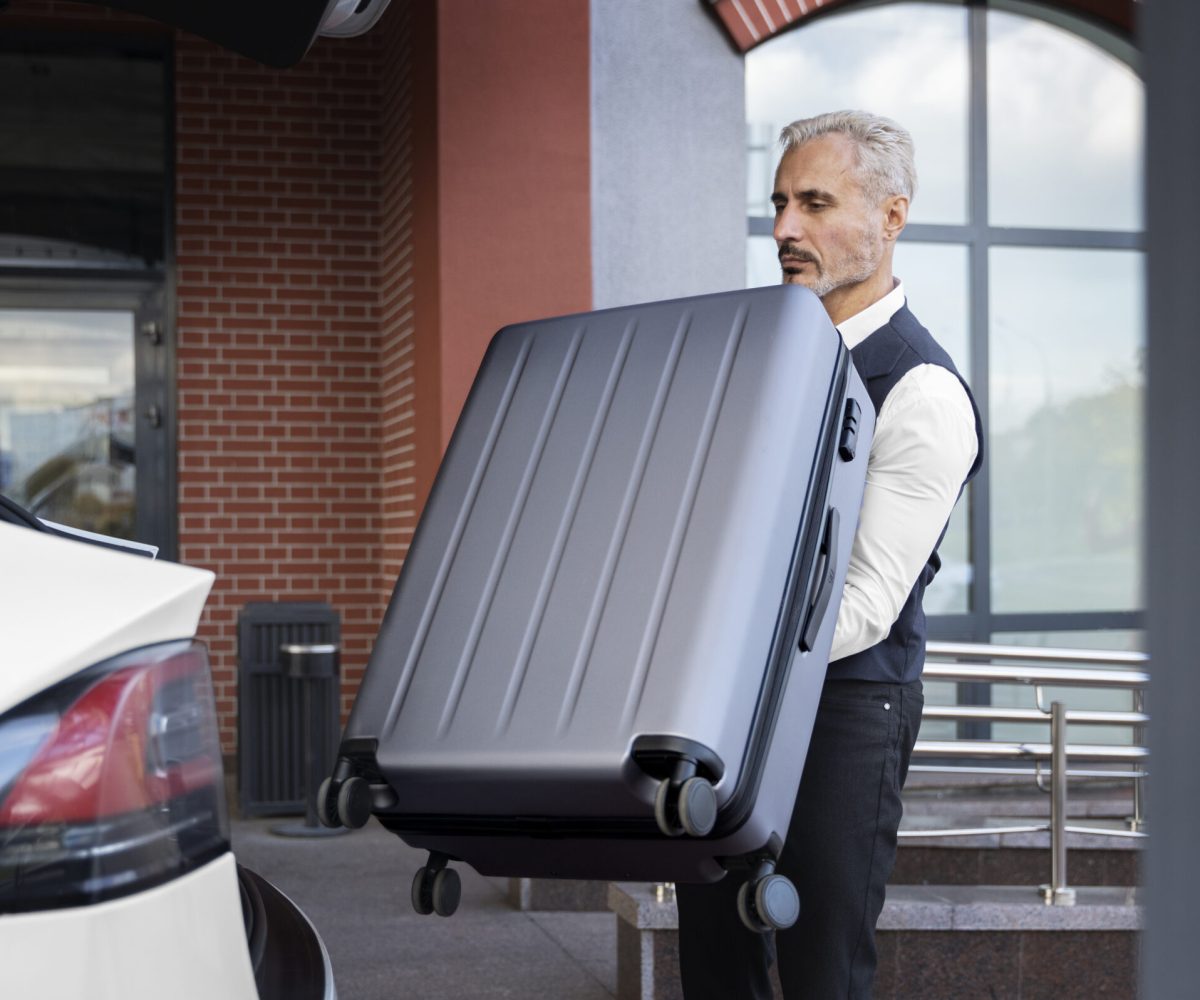 voiturier-tenant-vue-cote-bagages copie